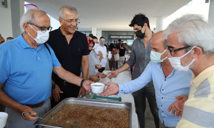 Başkan Tarhan’dan çalışanlara ve vatandaşlara aşure ikramı