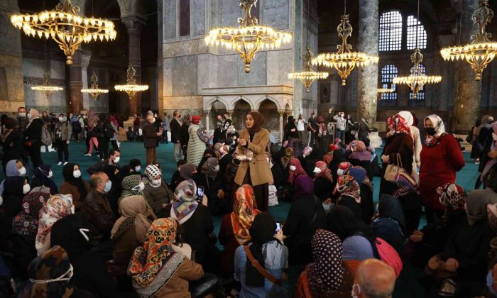 Ayasofya ve Taksim Camii gezilerine yoğun ilgi