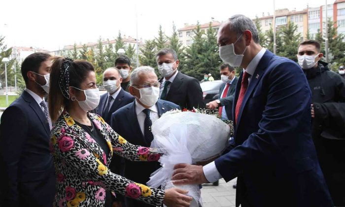 Bakan Gül Kayseri Büyükşehir Belediyesi’ni ziyaret etti