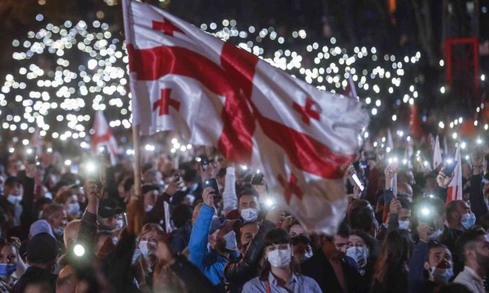 Gürcistan’da eski Cumhurbaşkanı Saakaşvili için binlerce kişi sokağa indi