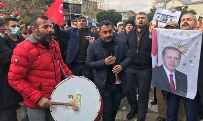 Dövizdeki düşüşe sevinen Malatyalılar,  bu kez de şehir merkezinde halay çektiler, tatlı dağıttılar